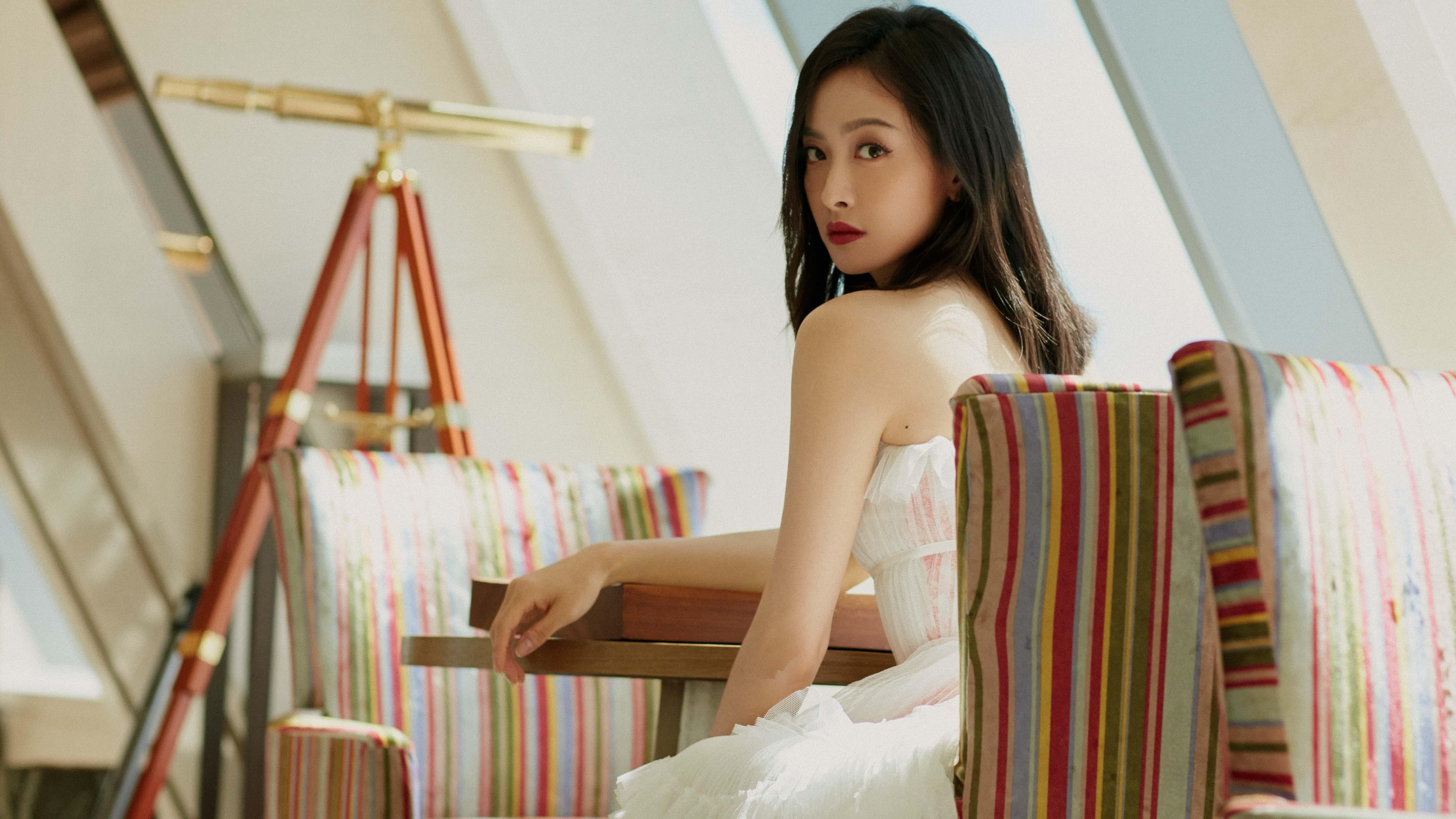 以足球为主题的社区文化建设步伐加快,增强邻里关系,以足球文化为主题的绘画