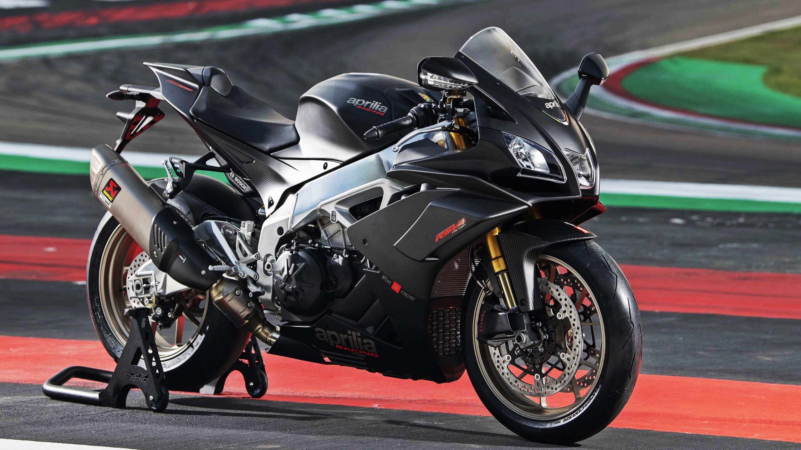 以足球为主题的社区文化建设步伐加快,增强邻里关系,以足球文化为主题的绘画