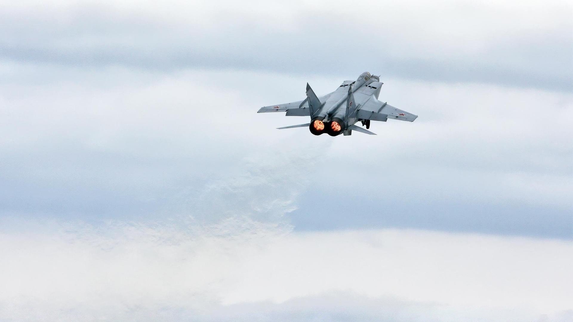 麦基翁与对手激烈角逐展现高水平竞技,麦基翁姐妹